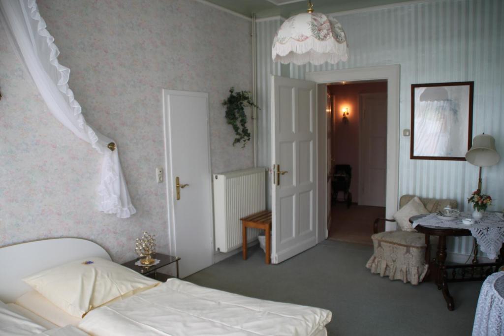 Hotel Villa Konigin Luise Bad Pyrmont Oda fotoğraf