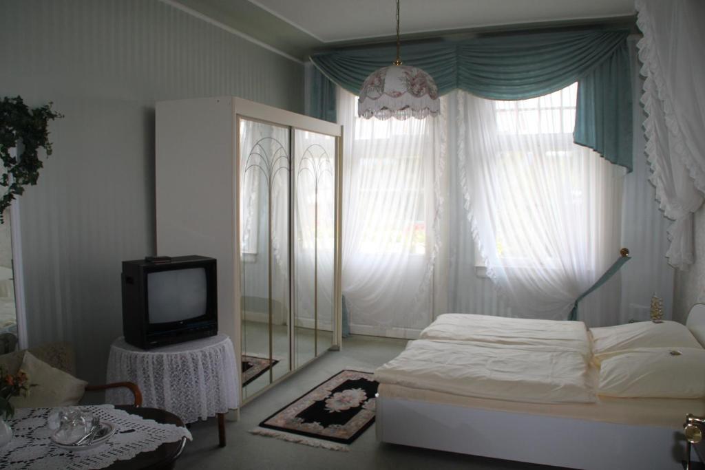 Hotel Villa Konigin Luise Bad Pyrmont Oda fotoğraf